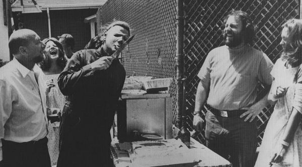 michael myers on set with john carpenter 18